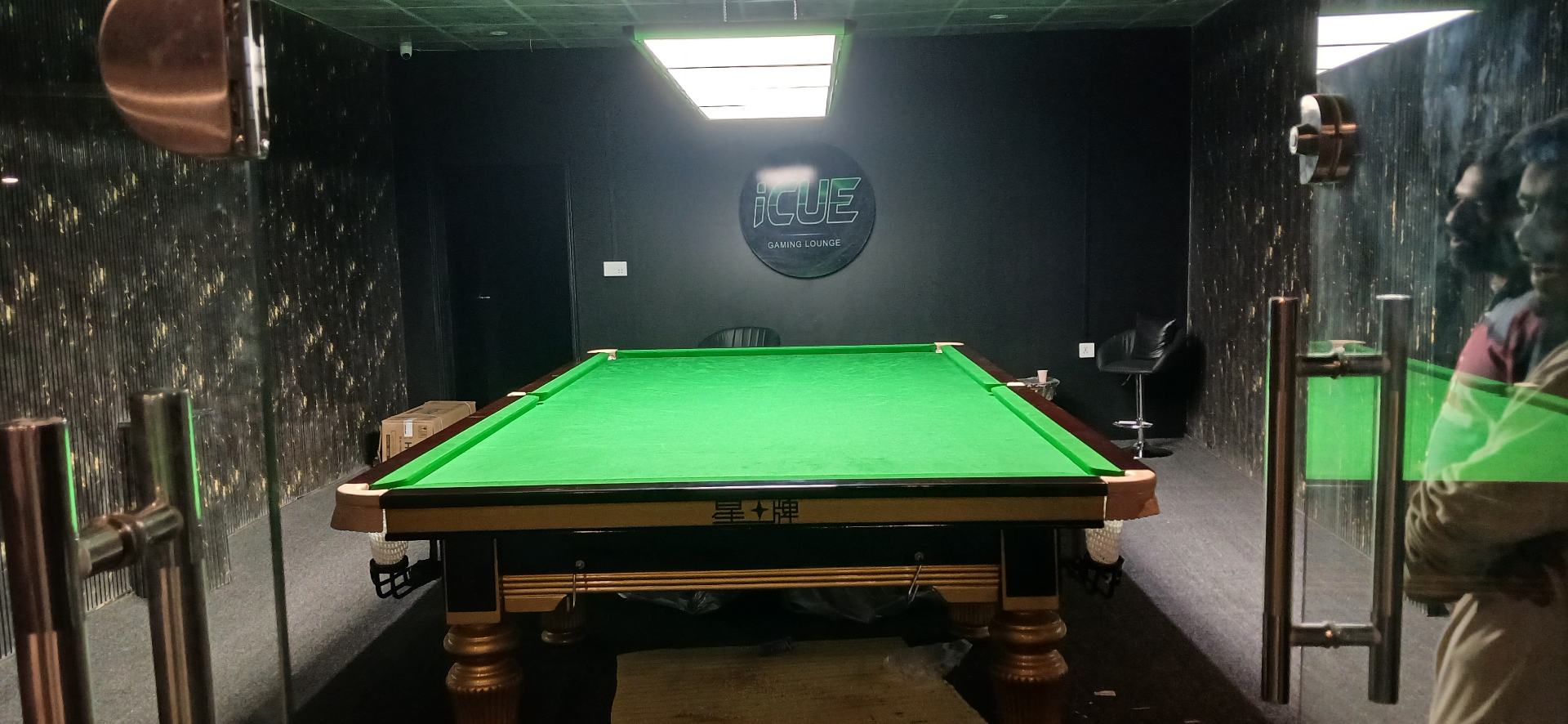 Premium snooker table